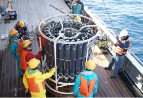 海洋観測機器の海中への投入のようす